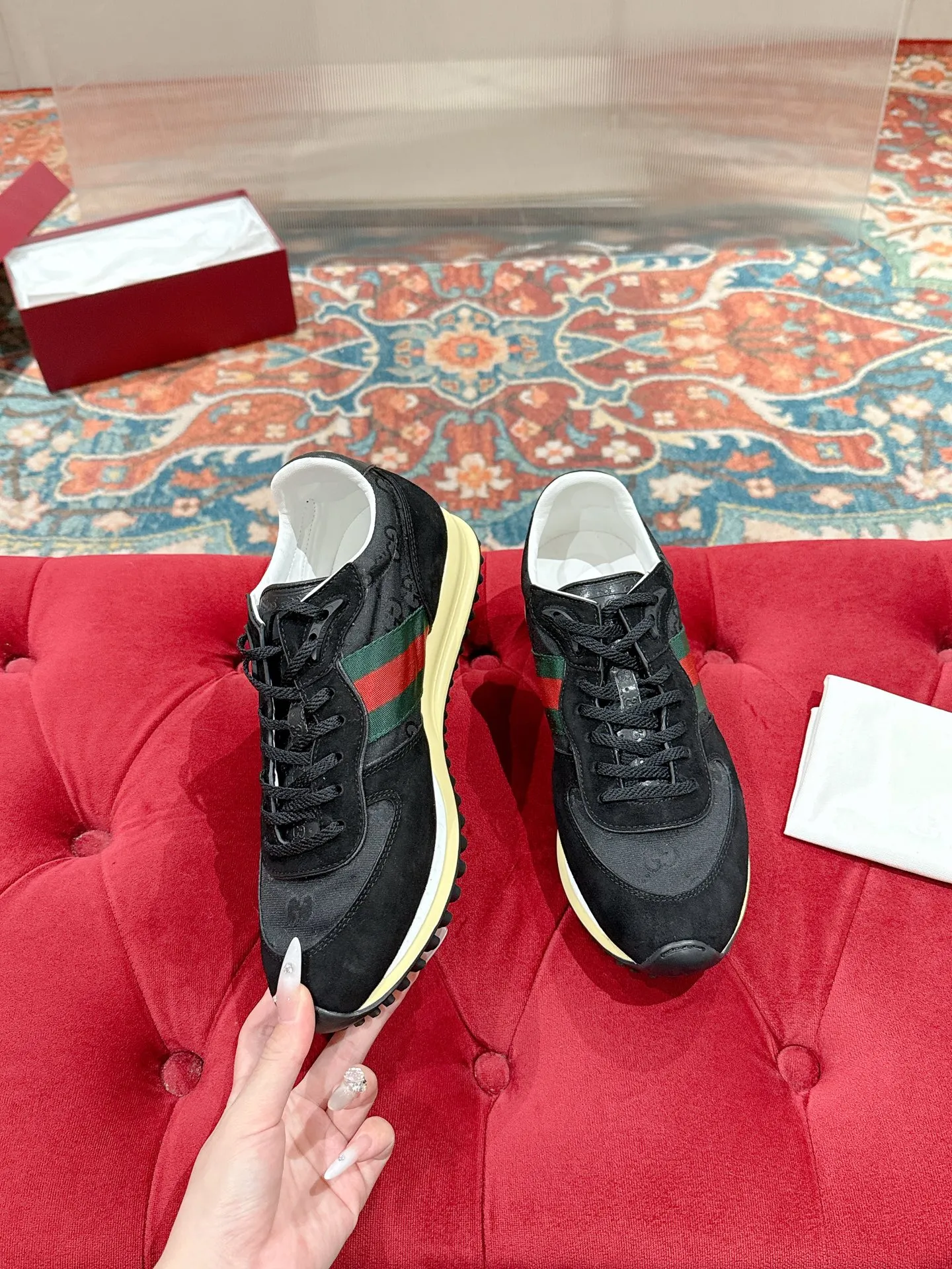 p700🐮🐮 GUCCI 2025 latest spring and summer catwalk style sports shoes Forrest Gump shoes 25 super popular show items with high appearance rate and many celebrities and Internet celebrities. The classic shoe design uses innovative stitching technology to create a water-like flowing texture. Super comfortable on the feet. Leather splicing and breathable logo fabric with classic green and red webbing embellishment. All show the brand tone (buttons are removable) original molded combination outsole ▪️Size: Male 39-44 (Male 45, customized, non-returnable)